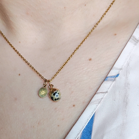 Nelysian kullattu dalmatian kivi kaulakoru 