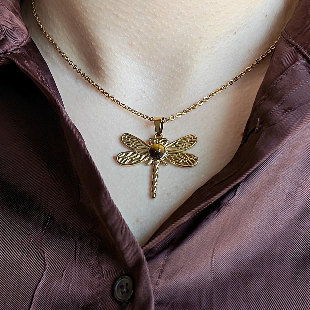 Kullattu sudenkorento kaulakoru – tiikerinsilmä kivi