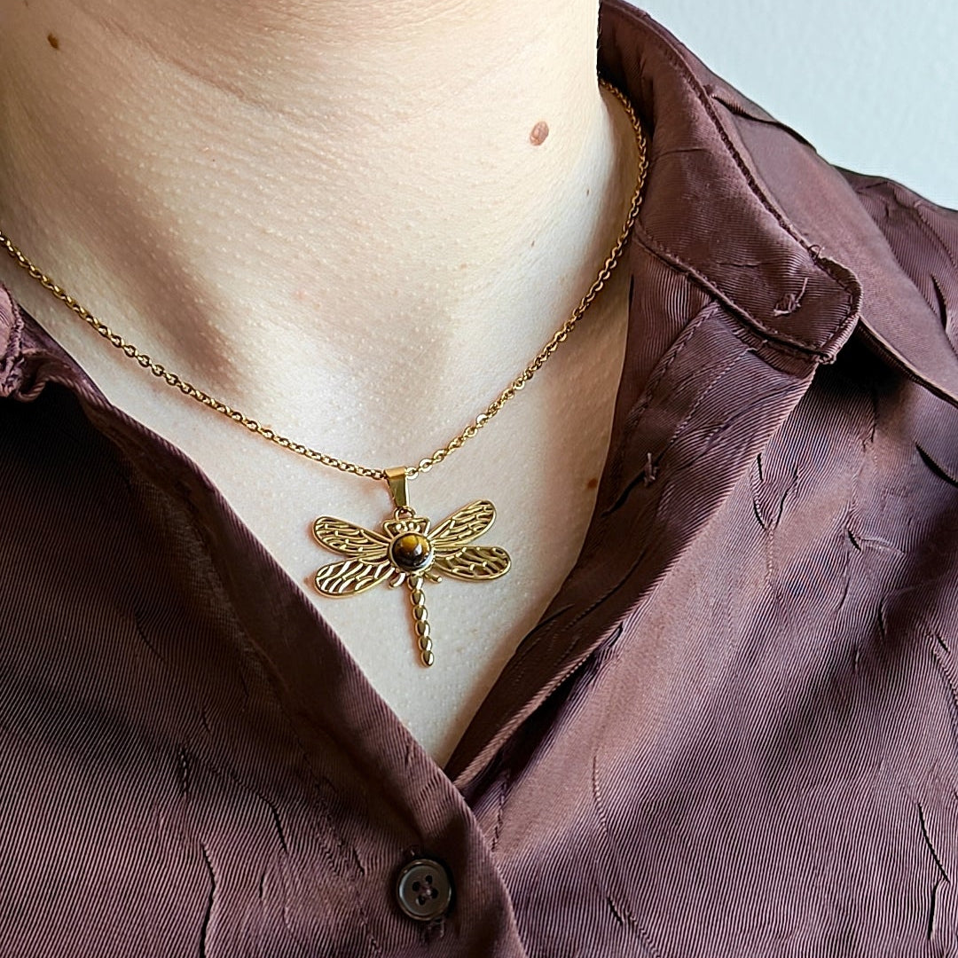 Kullattu sudenkorento kaulakoru – tiikerinsilmä kivi